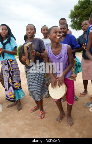 Heranwachsende Mädchen singen und tanzen gemeinsam auf eine nach der Schule programmieren in Dodoma, Tansania, Ostafrika. Stockfoto