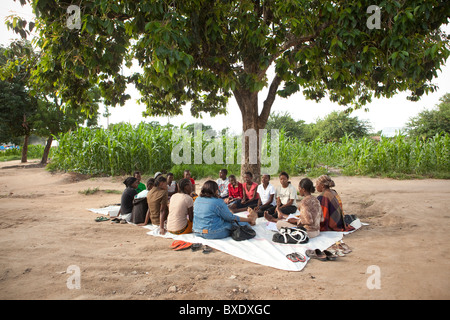 Frauen besuchen eine Gemeindeversammlung in Dodoma, Tansania, Ostafrika. Stockfoto