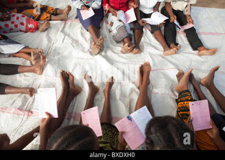 Frauen besuchen eine Gemeindeversammlung in Dodoma, Tansania, Ostafrika. Stockfoto