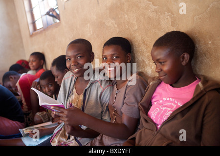 Heranwachsende Mädchen lesen gemeinsam auf eine nach der Schule Programm in Iringa, Tansania, Ostafrika. Stockfoto