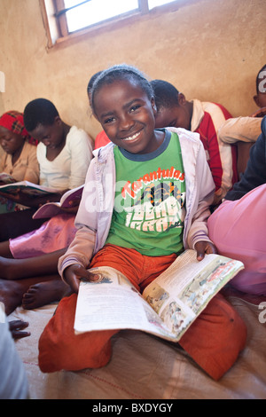 Eine Mädchen lernt auf eine nach der Schule zu lesen Programm in Iringa, Tansania, Ostafrika. Stockfoto