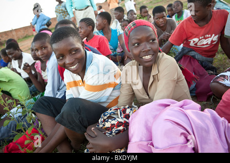 Heranwachsende Mädchen besuchen nach der Schule Programm in Iringa, Tansania, Ostafrika. Stockfoto