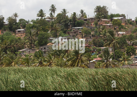 Häuser auf einem Hügel in Mbagala, Dar Es Salaam, Tansania, Ostafrika. Stockfoto