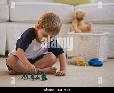 Kleiner Junge spielt mit Spielzeugsoldaten Stockfoto