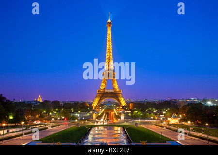 Paris, Eiffelturm bei Nacht Stockfoto