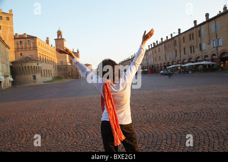 Italienerin mit Piazza erhobenen Armen Stockfoto