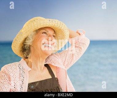 Glückliche Frau am Strand Stockfoto