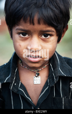 Unglückliche Junge armen untere Kaste indischen Straße Junge. Andhra Pradesh, Indien Stockfoto