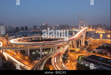 Nanpu-Brücke in der Nacht. Shanghai, China Stockfoto