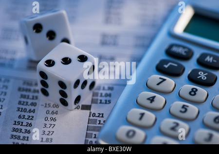 Würfel-Rechner und Finanzdokument Stockfoto