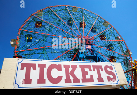 Riesenrad und Tickets unterzeichnen am Messegelände Stockfoto