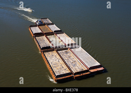 Boot und Lastkähne im Fluss Stockfoto