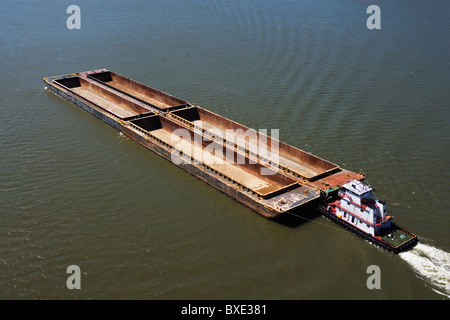 Boot und Lastkähne im Fluss Stockfoto