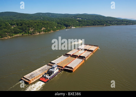 Boot und Lastkähne im Fluss Stockfoto