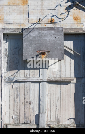 Basketballkorb auf rustikalen Gebäude Stockfoto