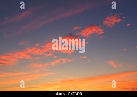 Wolken und blauer Himmel in der Abenddämmerung Stockfoto