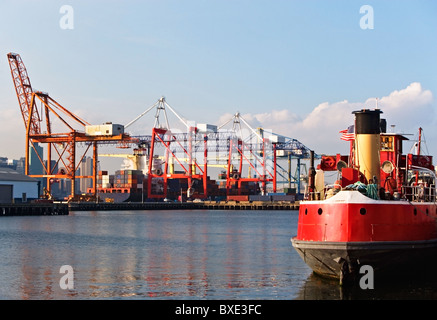 Cargo-Schiffe und Container-Kran Stockfoto