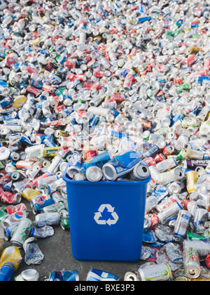 Haufen von Aluminium Dosen an recycling-Anlage Stockfoto