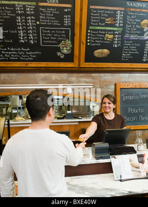 Kunden zahlen für seine Bäckerei-Bestellung Stockfoto