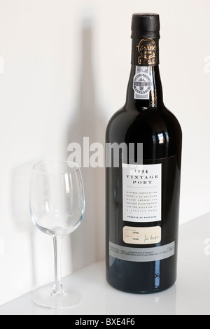 75 cl Flasche von Marks and Spencer 20 % Alkohol 1994 Vintage port Stockfoto