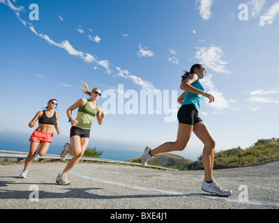 Läufer auf einer Straße in Malibu Stockfoto