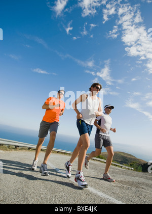 Läufer auf einer Straße in Malibu Stockfoto