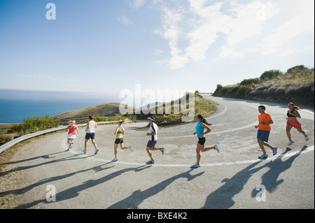 Läufer auf einer Straße in Malibu Stockfoto