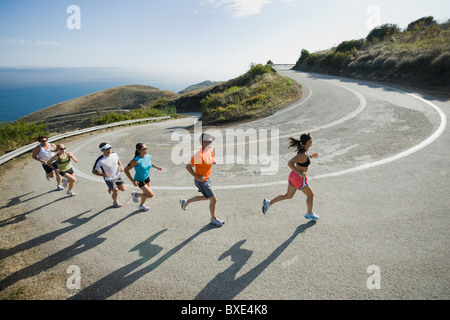 Läufer auf einer Straße in Malibu Stockfoto