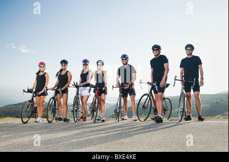 Radfahrer, die neben ihren Bikes am Straßenrand stehenden Stockfoto