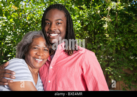 Schwarzen Großmutter und Enkel umarmt im freien Stockfoto