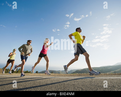 Läufer auf einer Straße in Malibu Stockfoto