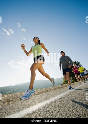 Läufer auf einer Straße in Malibu Stockfoto