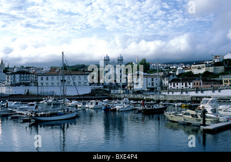 Angra Heroísmo, ein UNESCO-Weltkulturerbe, auf Terceira Insel der Azoren. Mittelrahmens ist die Misericórdia Kirche Stockfoto