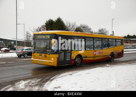 Schulbus auf einer verschneiten Reise Stockfoto