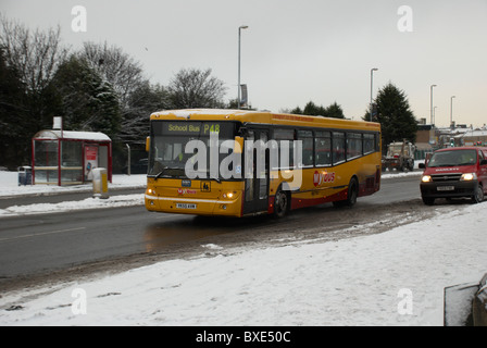 Schulbus auf einer verschneiten Reise Stockfoto