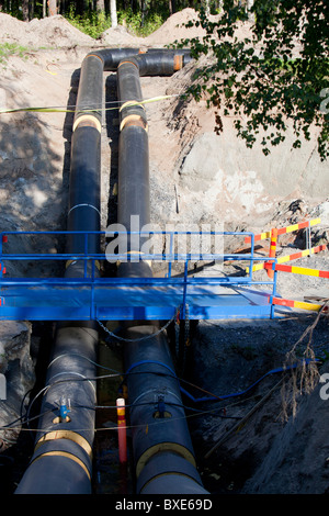 Temporäre Brücke über Fernwärmeleitung im Bau , Finnland Stockfoto