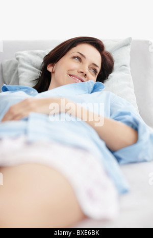 Brünette Frau ruht Stockfoto