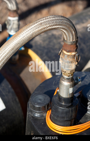 Metall durchgesetzt, Hochdruck- und Hochtemperatur-Schläuche mit Fernwärme Pipeline verbunden Stockfoto