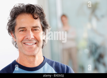 Fröhlich, gut aussehender Mann Stockfoto