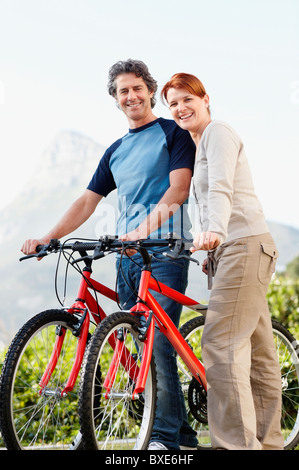 Lächelnde Radfahrer Stockfoto