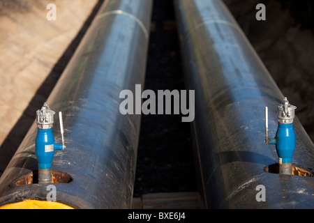 Wasserablassventile an isolierten unterirdischen Fernwärmeleitungen , Finnland Stockfoto