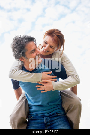 Mann Frau eine Huckepack-Fahrt Stockfoto