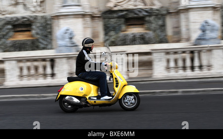 Motorradfahrer vor Fontana Acqua Felice Roma Italien Stockfoto