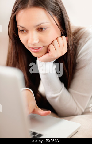 Frau, die das Surfen im internet Stockfoto