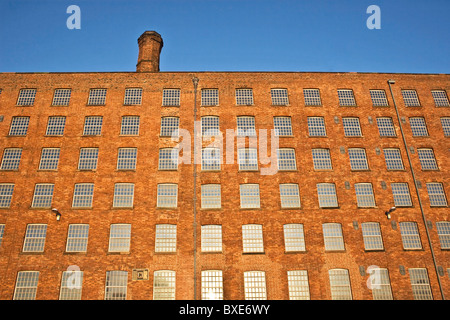 18. - 19. Jahrhundert Mühlen mit Blick auf Rochdale Kanal, Ancoats, Manchester, UK. Jetzt wiederhergestellt für private und gewerbliche Nutzung. Stockfoto