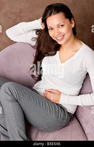 Frau, entspannend auf couch Stockfoto