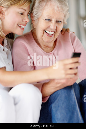 Krankenschwester hilft Frau eine Textnachricht senden Stockfoto