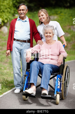 Krankenschwester drängen ältere Frau in einem Rollstuhl Stockfoto