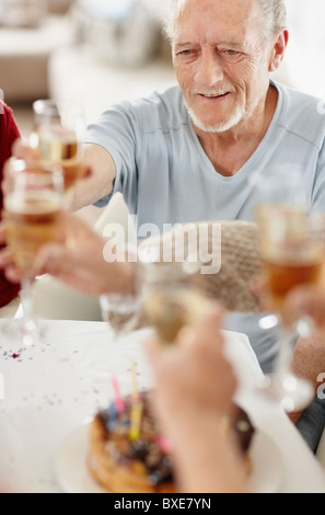 Senior woman Toasten mit einem Glas Champagner Stockfoto