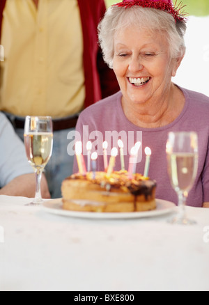 Ältere Frau an einer Geburtstagsfeier Stockfoto